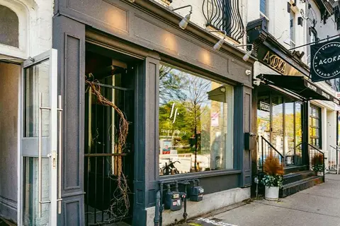 919 Queen Street W