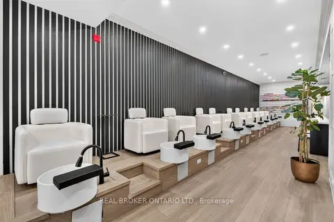 803 Dundas Street W