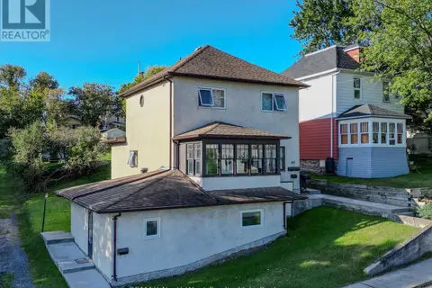 617 FIRST STREET S
