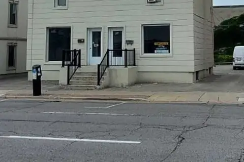 82 Centre Street N