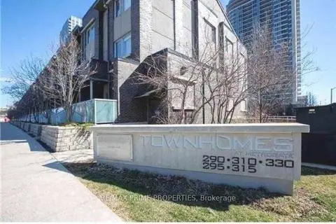 315 Village Green Square Th69