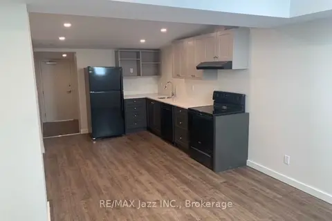 16 Simcoe Street S Upper