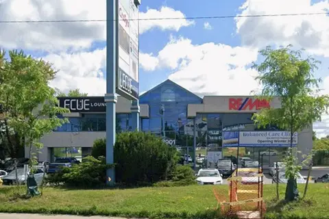8901 Woodbine Avenue 219