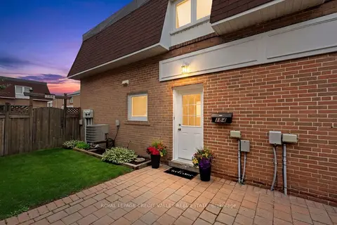 184 Town House Crescent 184