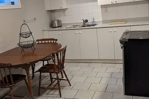 18 Elrose Road W B