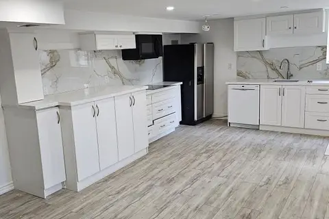 165 Ellwood Drive W