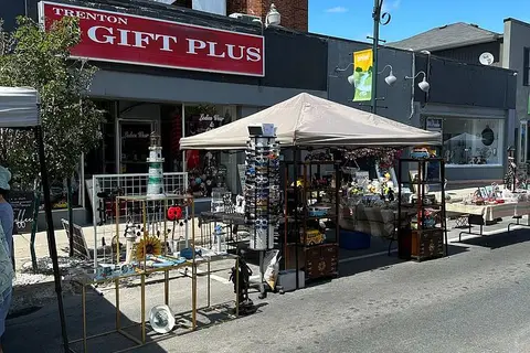 108 Dundas Street W