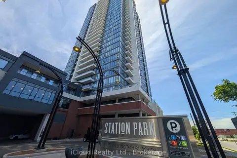 15 Wellington Street S 211