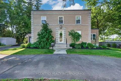 442 DUNDAS Street W