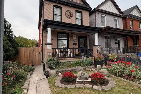 196 Simcoe Street E