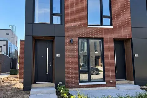 83 Everett Common