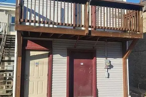 11 King Street W